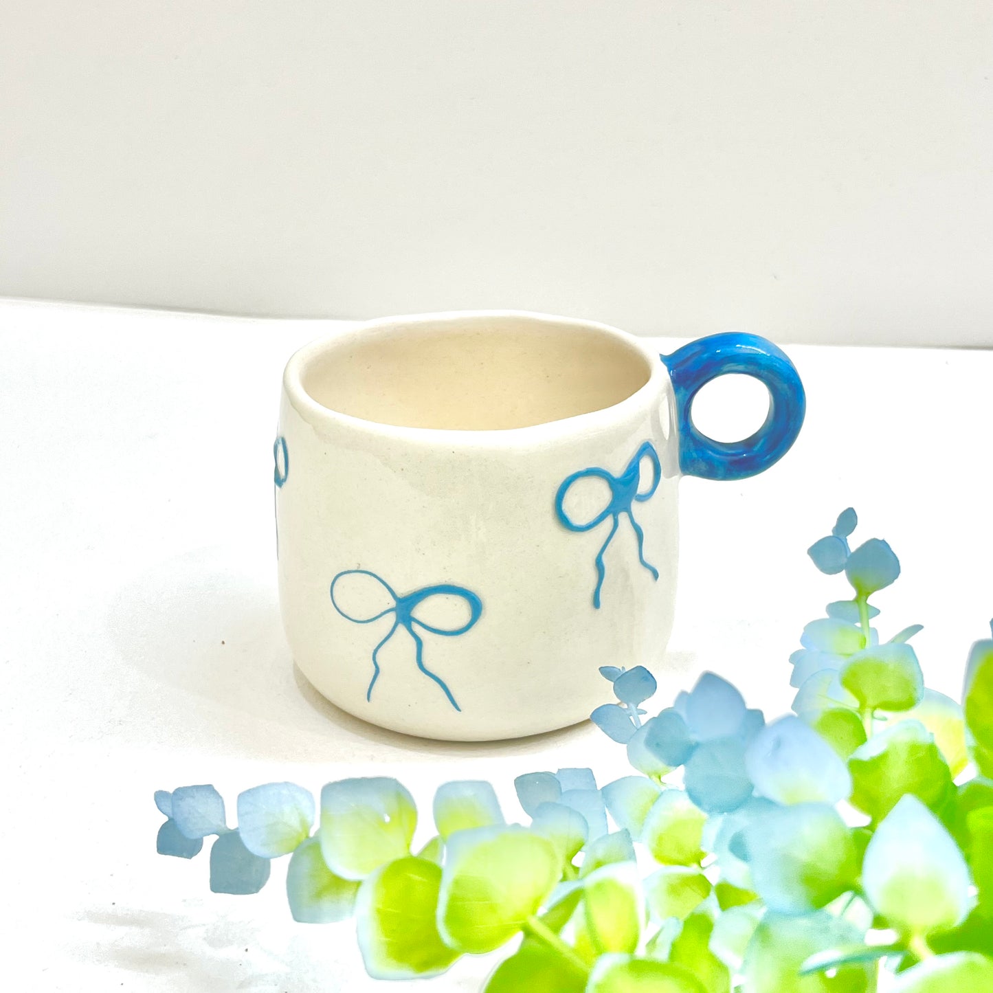 Ceramic Embossed Bow Mug Blie